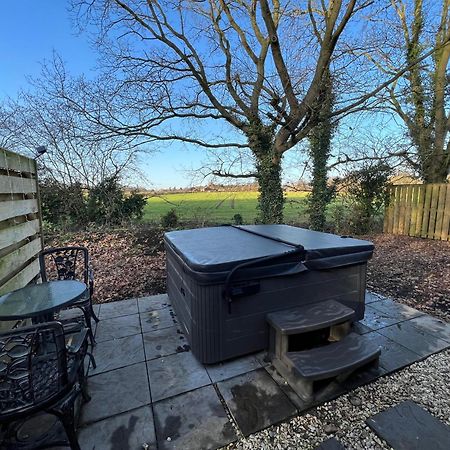 Squirrel Lodge At Owlet Hideaway - With Hot Tub, Near York Exterior photo