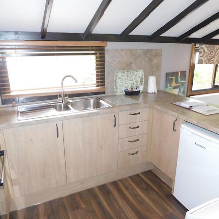 Squirrel Lodge At Owlet Hideaway - With Hot Tub, Near York Exterior photo
