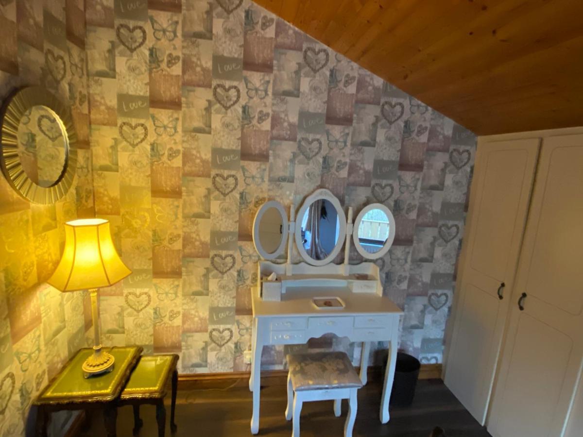 Squirrel Lodge At Owlet Hideaway - With Hot Tub, Near York Exterior photo