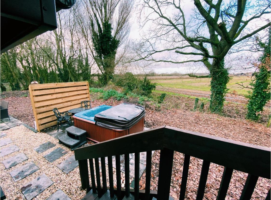 Squirrel Lodge At Owlet Hideaway - With Hot Tub, Near York Exterior photo