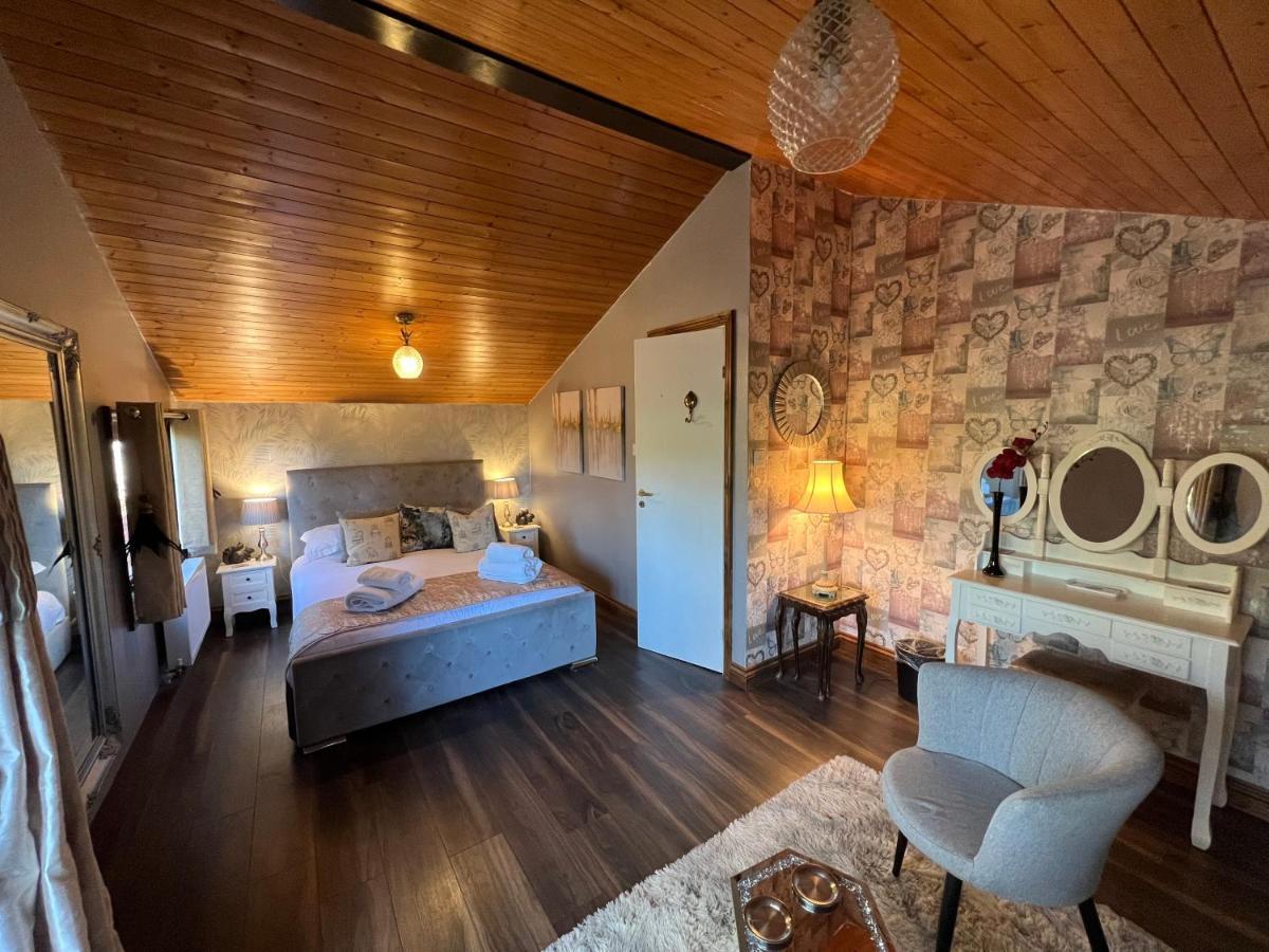 Squirrel Lodge At Owlet Hideaway - With Hot Tub, Near York Exterior photo