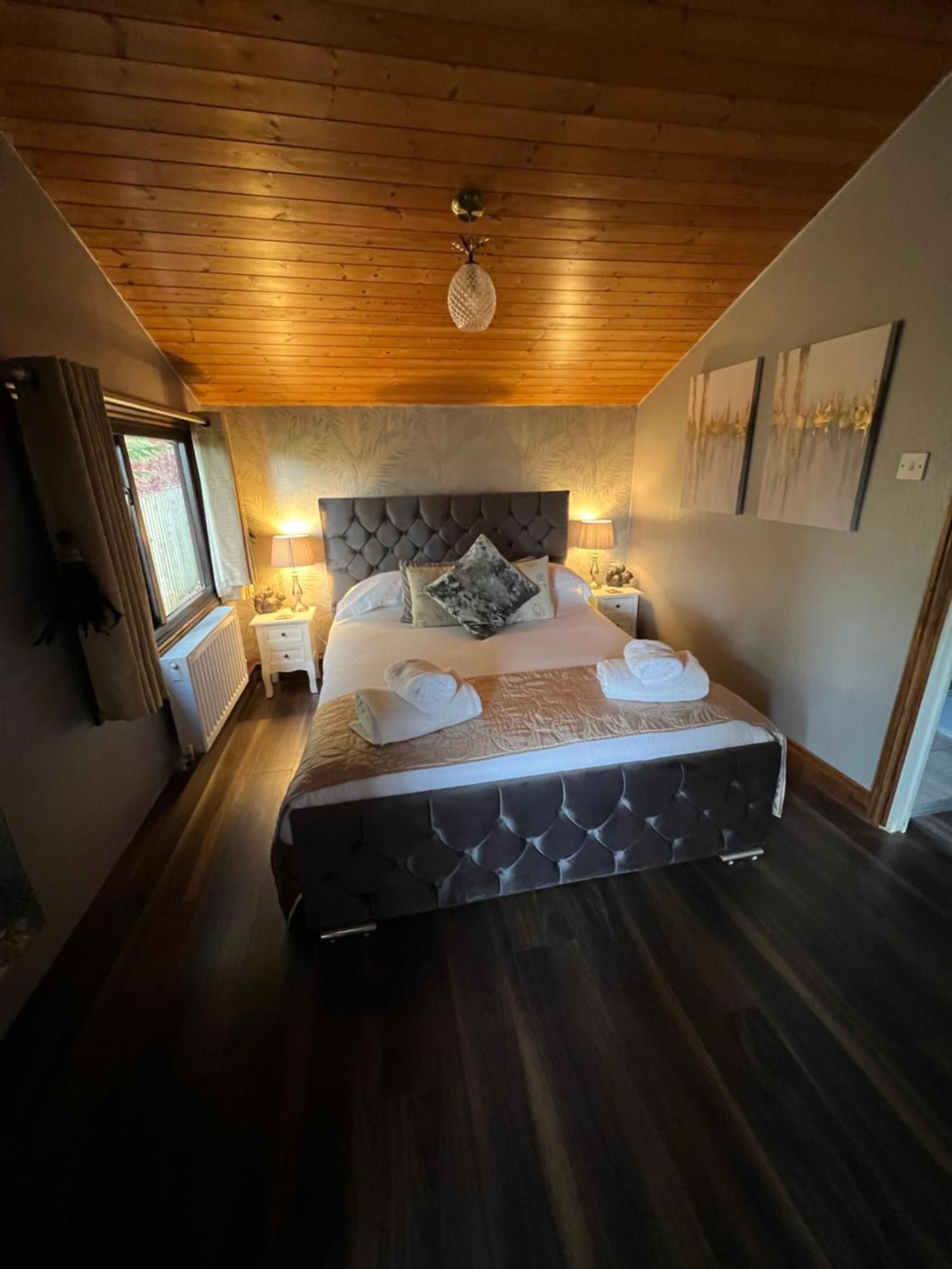 Squirrel Lodge At Owlet Hideaway - With Hot Tub, Near York Exterior photo