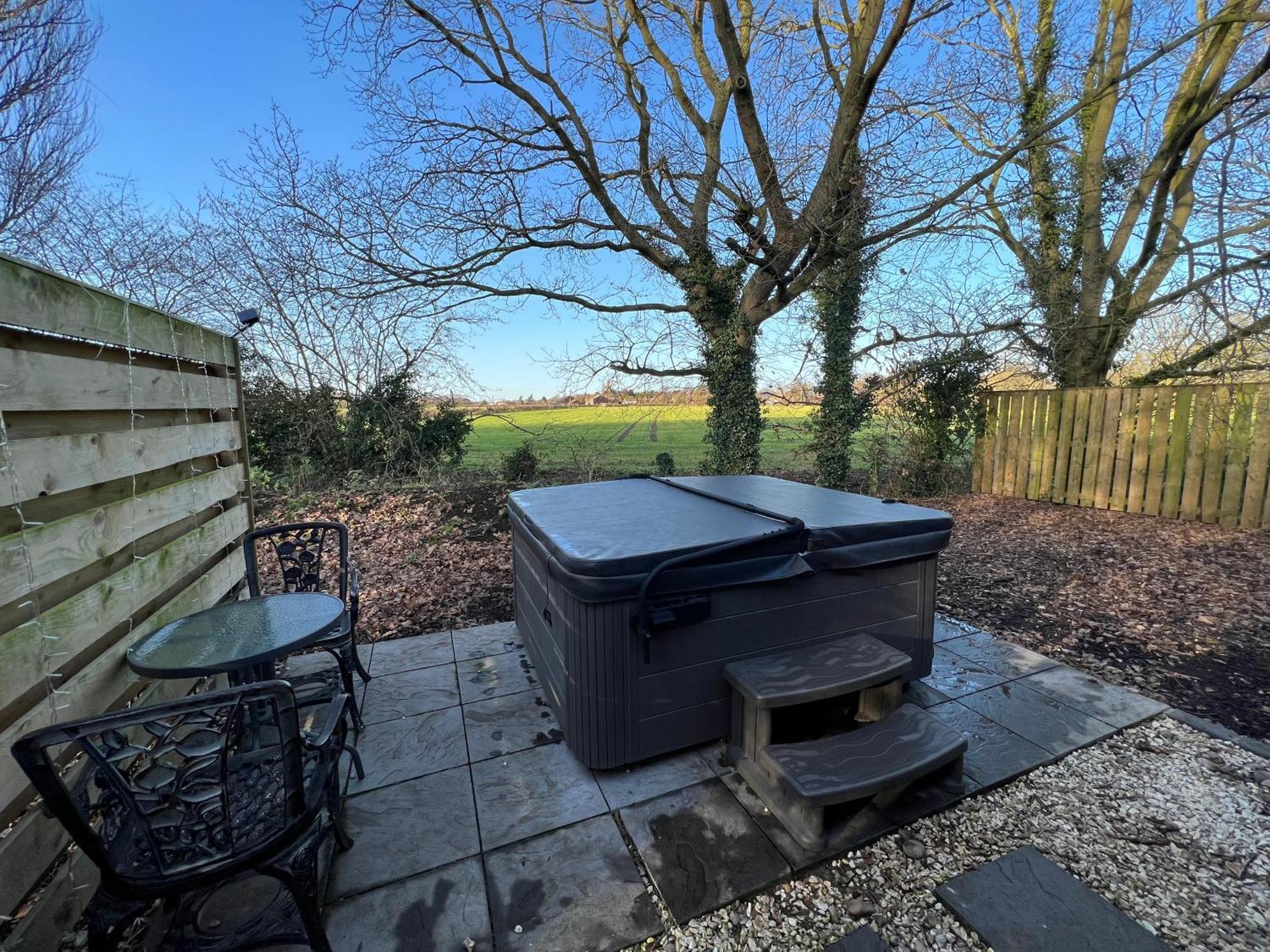 Squirrel Lodge At Owlet Hideaway - With Hot Tub, Near York Exterior photo