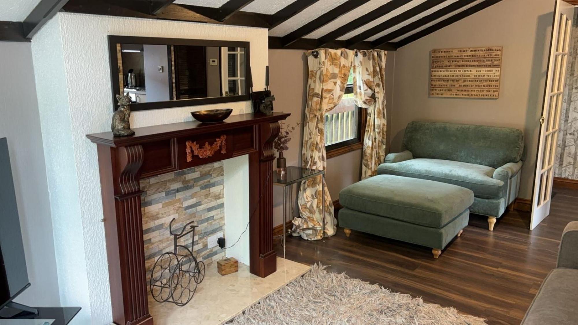 Squirrel Lodge At Owlet Hideaway - With Hot Tub, Near York Exterior photo