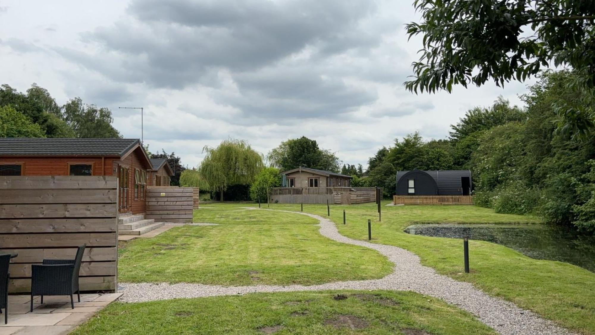 Squirrel Lodge At Owlet Hideaway - With Hot Tub, Near York Exterior photo
