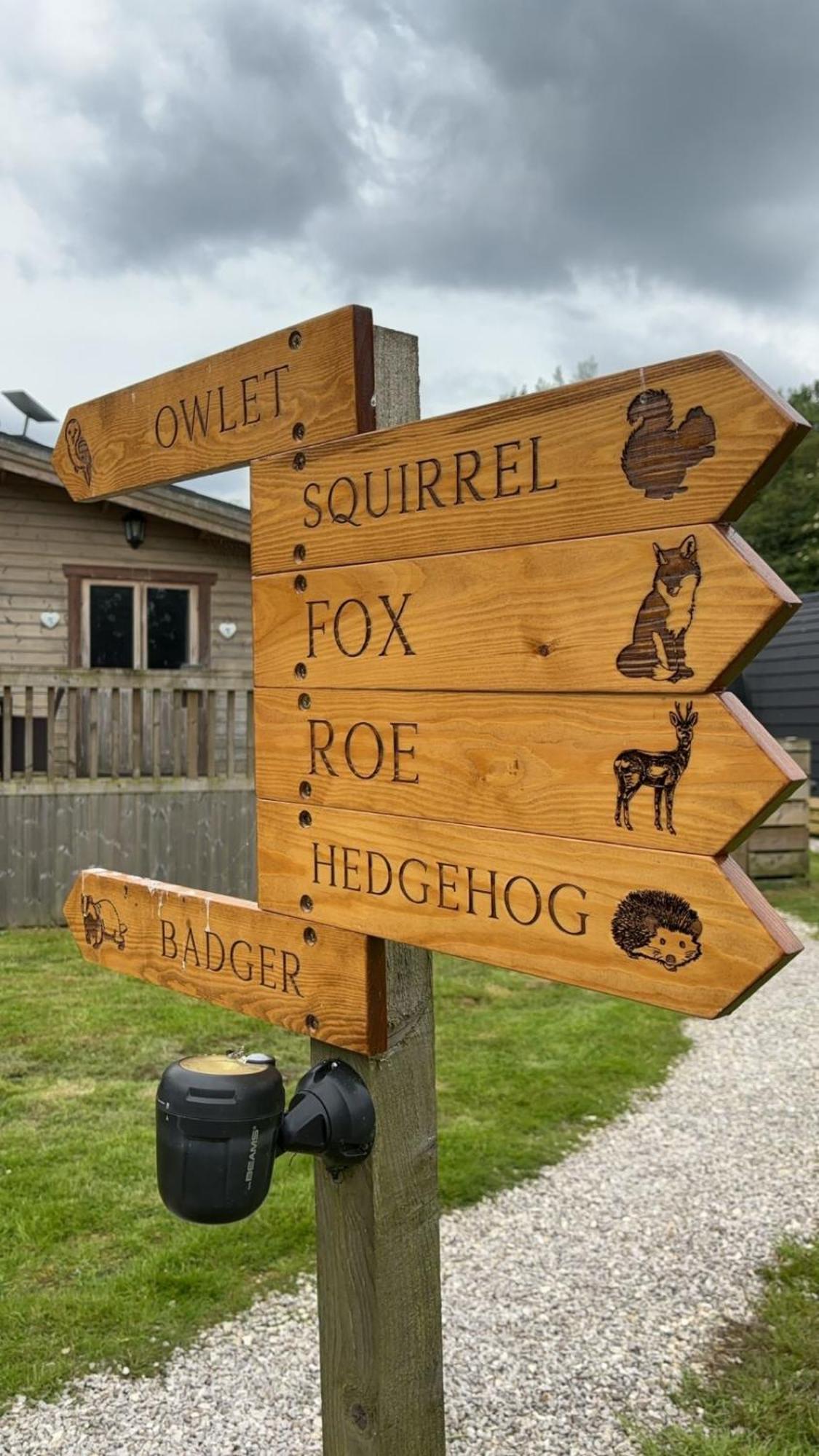 Squirrel Lodge At Owlet Hideaway - With Hot Tub, Near York Exterior photo