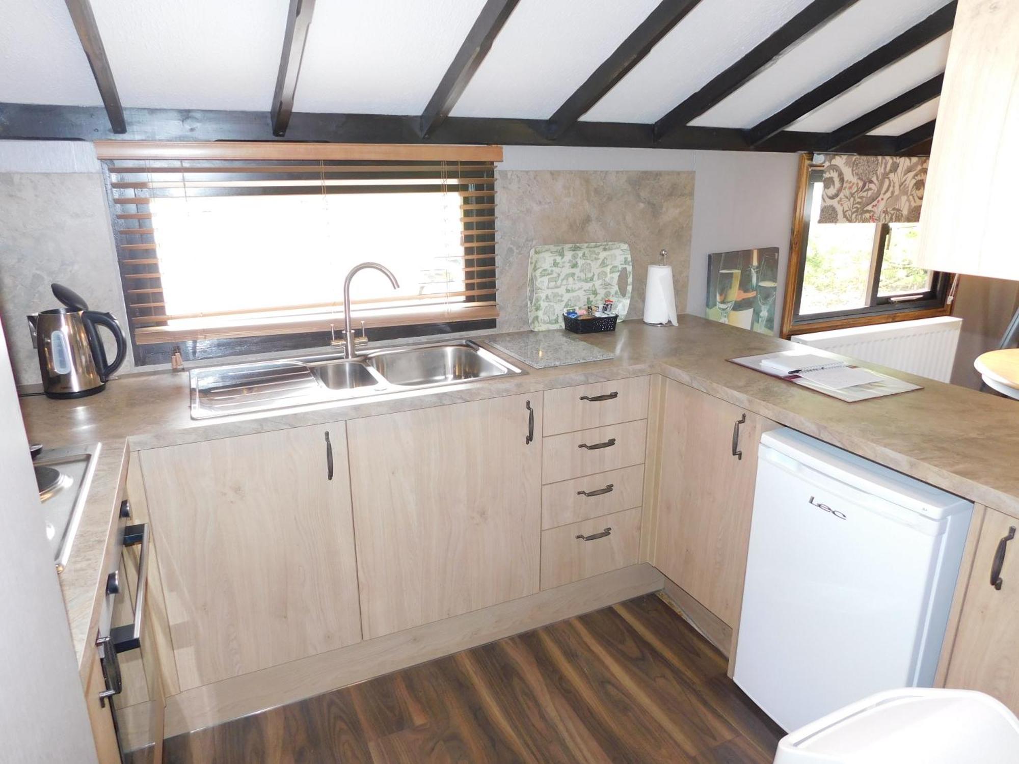 Squirrel Lodge At Owlet Hideaway - With Hot Tub, Near York Exterior photo